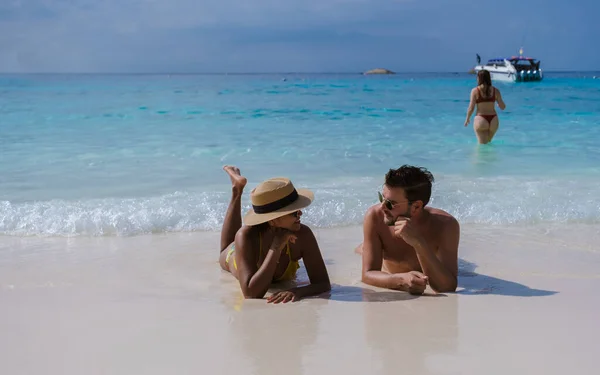 Hombres Mujeres Tomando Sol Una Playa Blanca Par Hombres Mujeres —  Fotos de Stock
