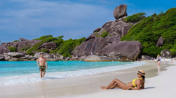 Men Women Tropical White Beach Similan Islands Thailand — Stock Photo, Image