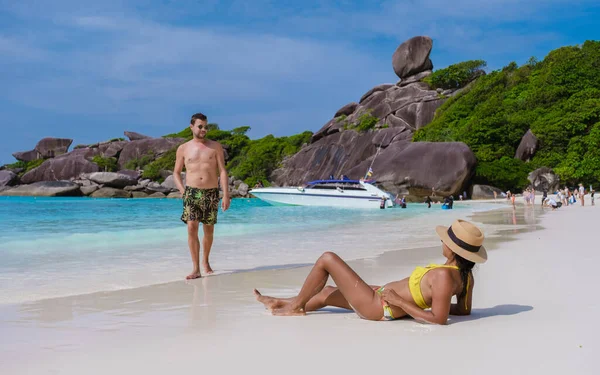 Couple Hommes Blancs Femmes Asiatiques Voyage Sur Île Tropicale Avec — Photo