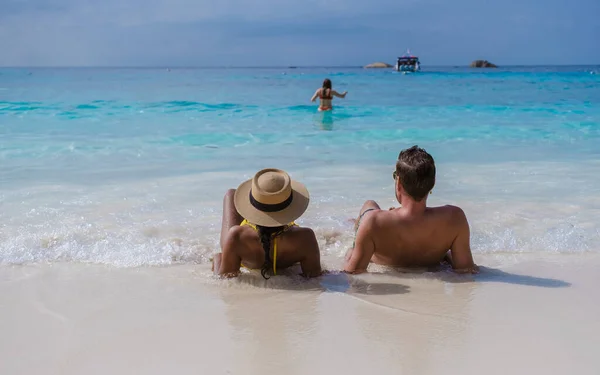 Homens Mulheres Tomando Banho Sol Uma Praia Branca Par Homens — Fotografia de Stock