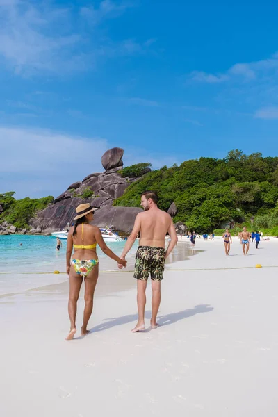 Par Hombres Mujeres Viaje Isla Tropical Con Playa Blanca Similan —  Fotos de Stock