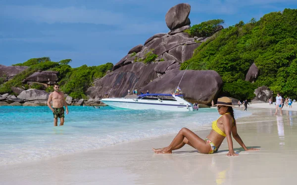 Couple Hommes Blancs Femmes Asiatiques Voyage Sur Île Tropicale Avec — Photo