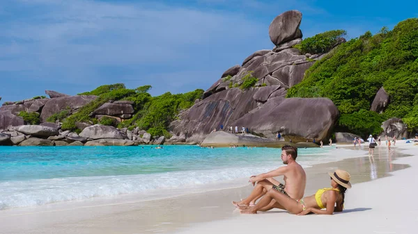 Ein Paar Männer Und Frauen Entspannen Strand Der Tropischen Insel — Stockfoto