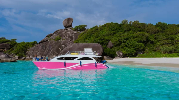 Touristenboot Und Türkisfarbener Ozean Und Weißer Strand Auf Der Tropischen — Stockfoto
