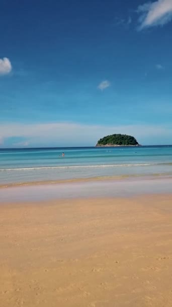 Kata Strand Phuket Thailand Ochtend Met Een Blauwe Lucht Wolken — Stockvideo