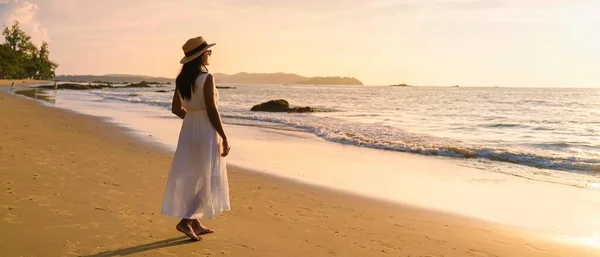 Ταϊλανδέζες Μια Βόλτα Φόρεμα Στην Παραλία Κατά Διάρκεια Του Ηλιοβασιλέματος — Φωτογραφία Αρχείου