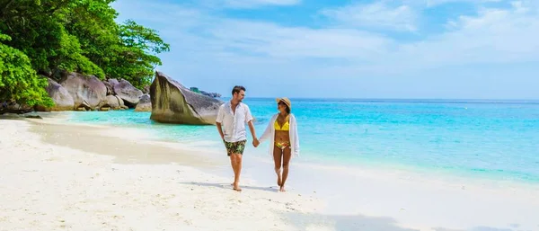 在热带白沙滩上的白种人男子和泰籍亚洲女子与泰国相似岛屿的草屋色海洋 — 图库照片