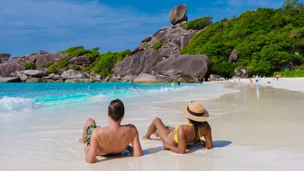 Uomini Donne Che Prendono Sole Una Spiaggia Bianca Isola Tropicale — Foto Stock