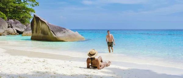 Пара Чоловіків Жінок Розслаблюють Сонячні Ванни Тропічному Білому Пляжі Барвистим — стокове фото
