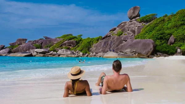 蜜月期间 男人和女人在热带岛屿的白沙滩上晒日光浴 — 图库照片