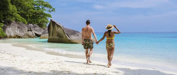 Een Paar Mannen Vrouwen Het Tropische Witte Strand Met Turqouse — Stockfoto