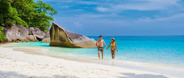 一对夫妇男人和女人在热带白沙滩上散步 带着草屋色的大海在泰国的相似岛屿上 — 图库照片