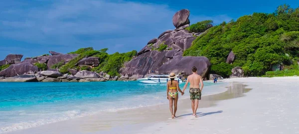Par Homens Mulheres Uma Viagem Para Ilha Tropical Com Uma — Fotografia de Stock