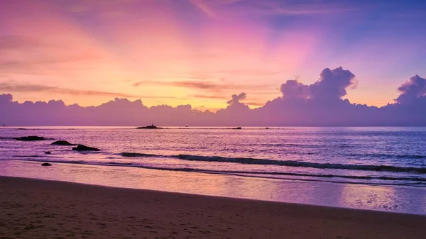 Ηλιοβασίλεμα Στην Ταϊλάνδη Της Παραλίας Του Khao Lak — Φωτογραφία Αρχείου