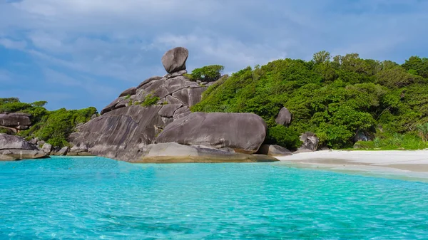 Ομοιοπαθητικά Νησιά Ταϊλάνδη Έναν Πυργίσκο Χρωματιστό Ωκεανό Και Λευκή Παραλία — Φωτογραφία Αρχείου
