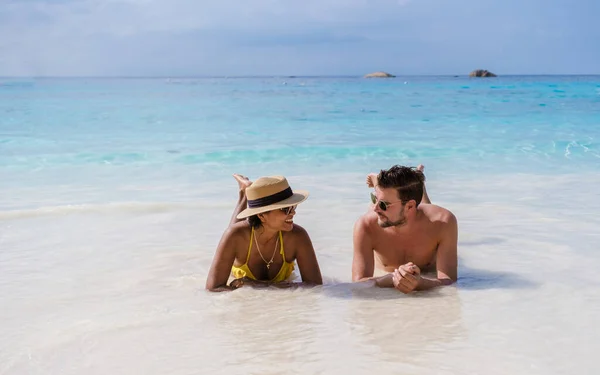 Ένα Ζευγάρι Ανδρών Και Γυναικών Ηλιοθεραπεία Στην Παραλία Ομοιοπαθητικά Νησιά — Φωτογραφία Αρχείου