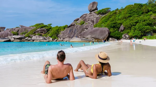 Paio Uomini Donne Baciati Dal Sole Sulla Spiaggia Similan Islands — Foto Stock