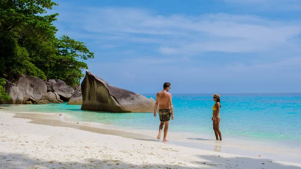 Hombres Caucásicos Mujeres Negras Relajan Una Playa Tropical Tailandia Islas —  Fotos de Stock