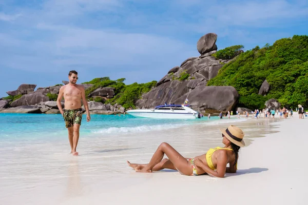 在泰国的一个热带海滩上 高加索男人和黑人女人正在休闲 — 图库照片