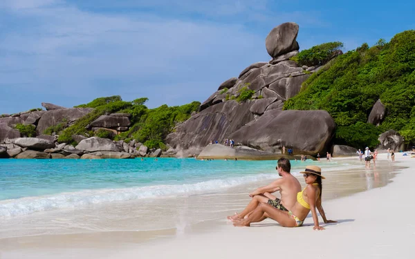Mulheres Negras Homens Brancos Relaxando Praia Sol Nas Ilhas Similares — Fotografia de Stock