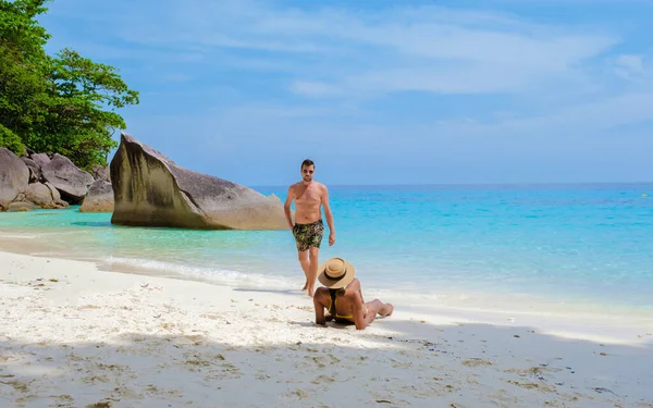 Similan Islands Tailandia Pareja Hombres Mujeres Una Playa Tropical Tailandia —  Fotos de Stock