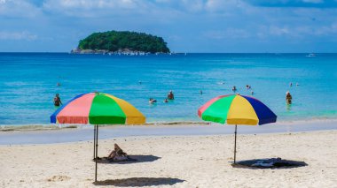 Kata plajı Phuket Tayland Kasım 2022, güneşli bir günde güneşli bir mevsimde kumsal