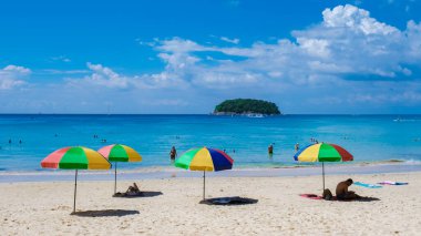 Kata plajı Phuket Tayland Kasım 2022, güneşli bir günde güneşli bir mevsimde kumsal