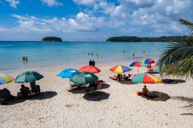 Kata plajı Phuket Tayland Kasım 2022, güneşli bir günde güneşli bir mevsimde kumsal