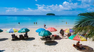 Kata plajı Phuket Tayland Kasım 2022, güneşli bir günde güneşli bir mevsimde kumsal