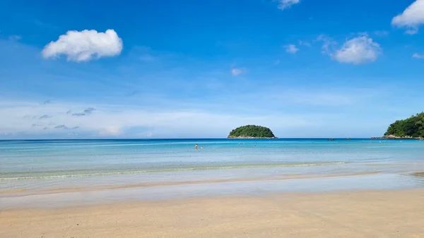 Praia Kata Phuket Tailândia Dia Ensolarado Com Céu Azul — Fotografia de Stock