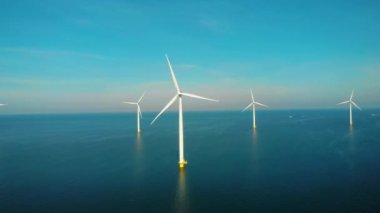 Denizdeki yel değirmeni türbinleri Hollanda 'da yeşil enerji üreten büyük bir yel değirmeni parkında yukarıdan insansız hava aracı görüntüsünden görülüyor.