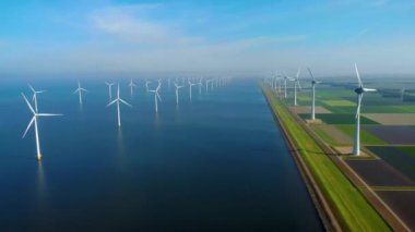 Denizdeki yel değirmeni türbinleri Hollanda 'da yeşil enerji üreten büyük bir yel değirmeni parkında yukarıdan insansız hava aracı görüntüsünden görülüyor.