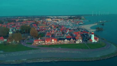 Urk Flevoland Hollanda Deniz fenerinde ve Urk Hollanda limanında gün batımı