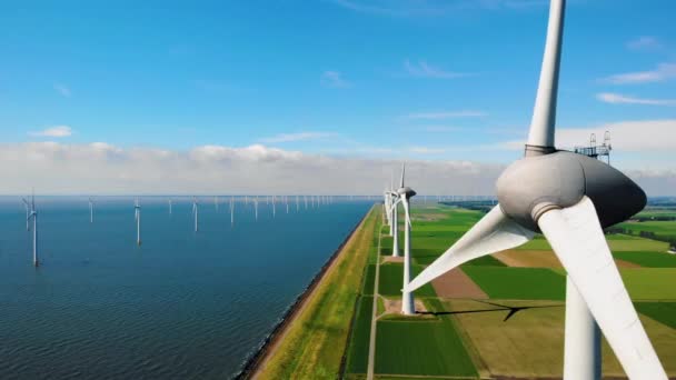 Widok Drona Turbinach Wiatraków Morzu Generujących Zieloną Energię Holandii Niebieskim — Wideo stockowe