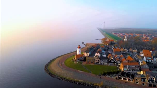 ウルク フレヴォランドウルク オランダの灯台と港でのオランダの夕日 — ストック動画