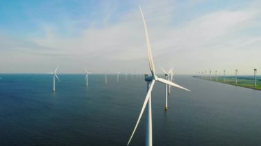 Denizdeki yel değirmeni türbinleri Hollanda 'daki büyük bir yel değirmeni parkında yukarıdan insansız hava aracı görüntüsünden görülüyor.. 