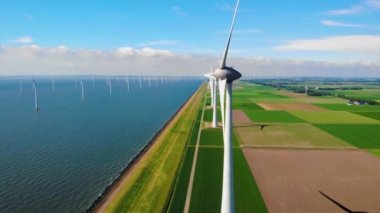 Denizdeki yel değirmeni türbinleri Hollanda 'daki büyük bir yel değirmeni parkında yukarıdan insansız hava aracı görüntüsünden görülüyor.. 