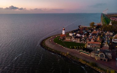 Urk Flevoland Hollanda Deniz fenerinde ve Urk Hollanda limanında gün batımı
