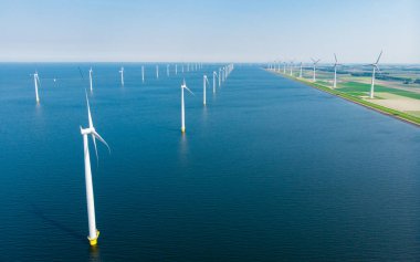 Denizdeki yel değirmeni türbinleri, okyanustaki yel değirmeni türbinlerinin insansız hava aracı görüntüsü.