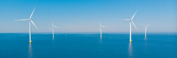 在荷兰的一个巨大的风车公园里 海上风力涡轮机从高空俯瞰蓝天 — 图库照片