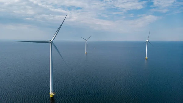 Turbiny Wiatrowe Morzu Błękitnym Niebem Turbina Wiatrowa Oceanie Holandii — Zdjęcie stockowe