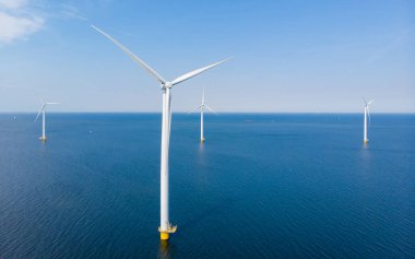 Denizdeki yel değirmeni türbinlerinin insansız hava aracı görüntüsü, Hollanda 'daki büyük bir yel değirmeni parkının yukarıdan görüntüsü.. 