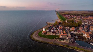 Hollanda Urk Hollanda 'nın deniz fenerinde ve limanında gün batımı