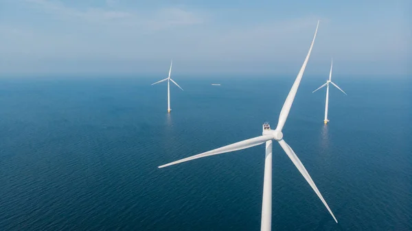 巨大な風車公園の上からドローンの空中ビューから海の景色で風車 — ストック写真