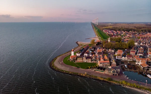 ウルクの灯台と港での夕日オランダ — ストック写真