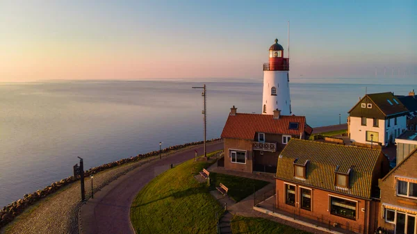 ウルクの灯台と港での夕日オランダ — ストック写真