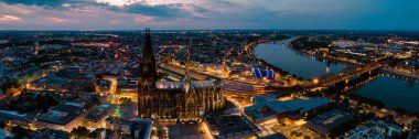 Köln Almanya manzarası Köln 'ün insansız hava aracı manzaralı Köln Ren Nehri Katedrali üzerinde gün batımında