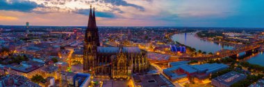 Köln Almanya manzarası Köln 'ün insansız hava aracı Dom' u Köln Ren Nehri Almanya Katedrali üzerinde kış günbatımında