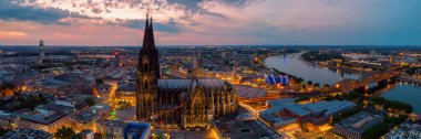 Köln Almanya manzarası Köln 'ün insansız hava aracı Dom' u Köln Ren Nehri Almanya Katedrali üzerinde kış günbatımında