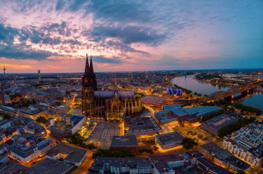 Köln Almanya manzarası Köln 'ün insansız hava aracı manzaralı Köln Ren Nehri Katedrali üzerinde gün batımında